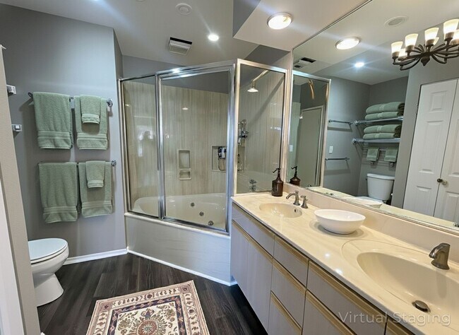 Building Photo - Beautiful Two Bedroom 2 bath Apartment wit...