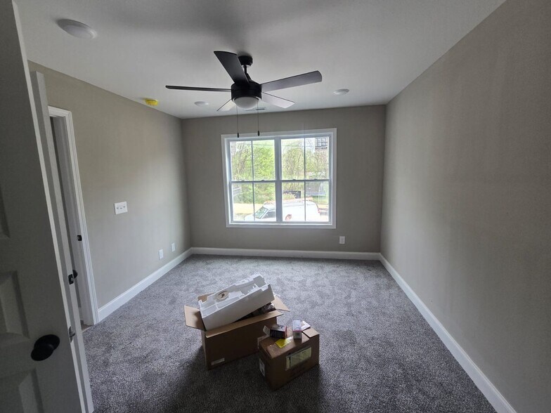 Building Photo - 615 5th Ave E