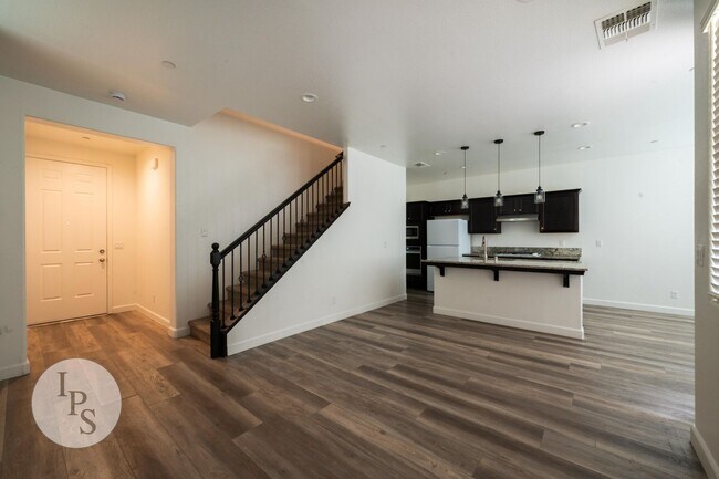 Building Photo - Fresno SouthEast Home, Gated Community, Clovis Unified School District, 3BR/2.5BA - Lots of Ameni...