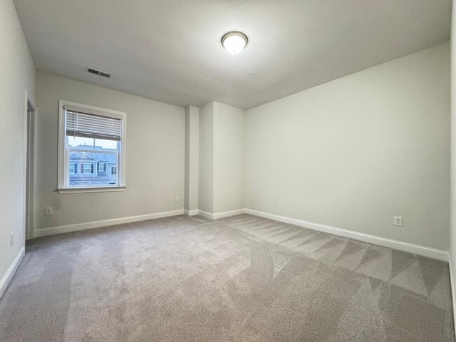 Building Photo - 3 Bedroom End unit Townhome - Master Down