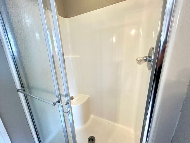 Building Photo - Spacious 3 bed 2 bath Single Family with a Large Fenced Backyard!