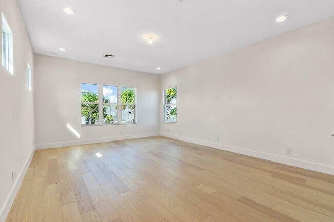 Building Photo - 9237 Crestview Cir