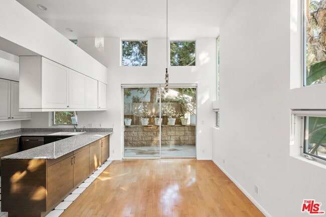 Building Photo - 1011 Pacific St