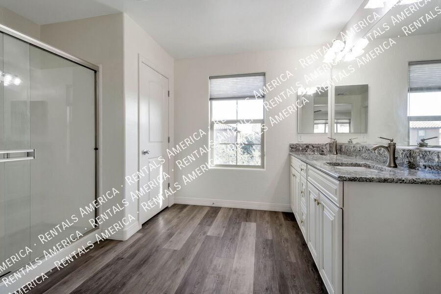 Building Photo - 1540 N Balboa