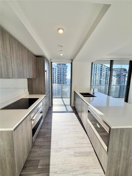 Building Photo - 801 S Miami Ave