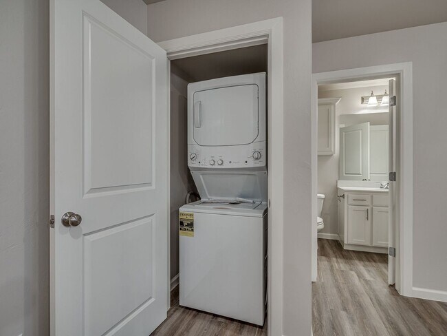 Building Photo - 4 Bedroom 2 Bath Duplex in Oakdale Schools...
