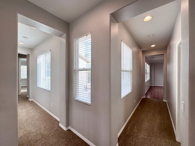Building Photo - Discover this beautifully upgraded 5 bedro...