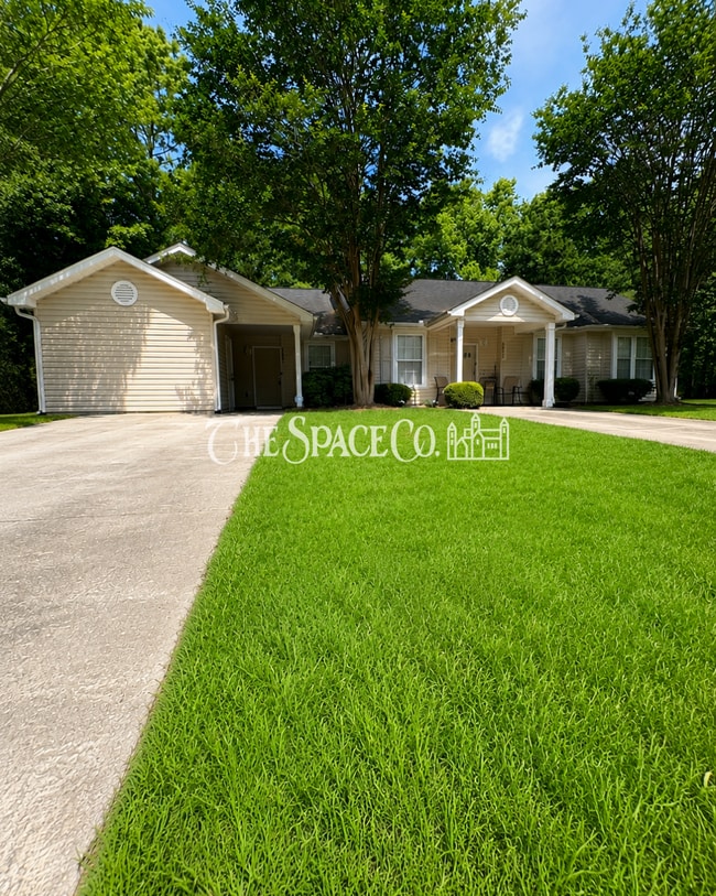 Building Photo - "Charming 2-Bedroom Retreat with 2 Full Baths on Vermont Road!"