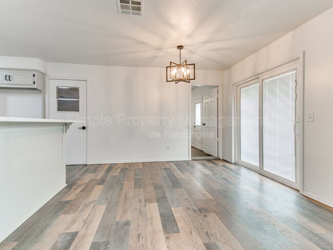 Building Photo - 2401 Fedderson Dr