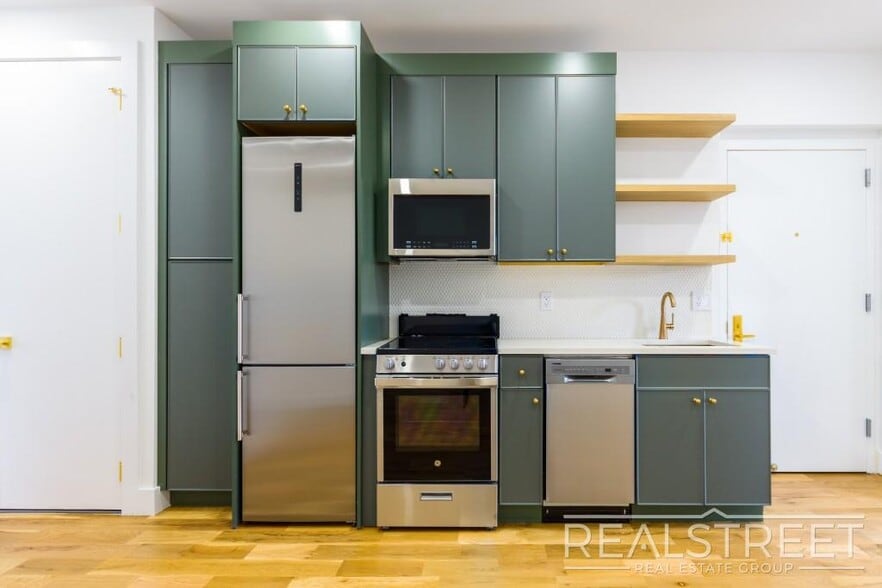 Building Photo - Stunning Penthouse 3 bed 3 Bath with Private Roof & WD in unit and more!