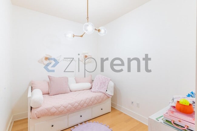 Building Photo - 603 Davis St