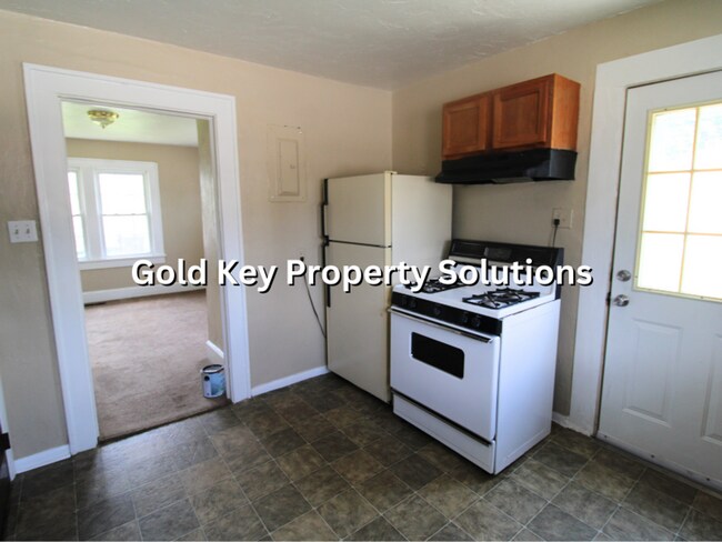 Building Photo - Cute and Cozy 1 BR 1 BA House with Garage (NO SECTION 8)