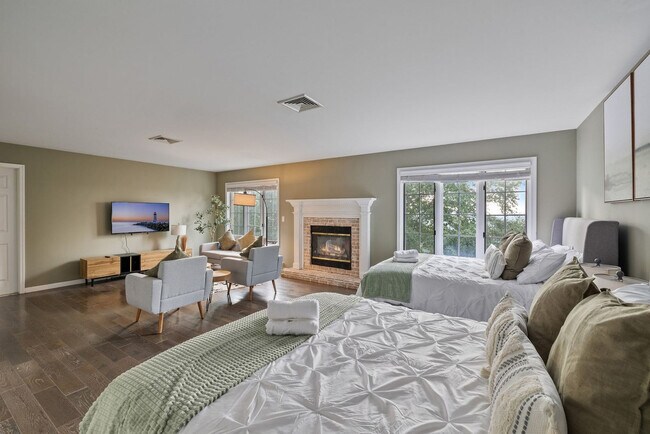 Building Photo - 321 Museum Village Rd