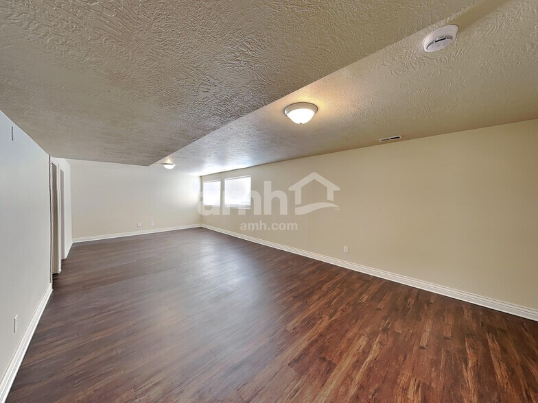 Building Photo - 856 E 2150 S