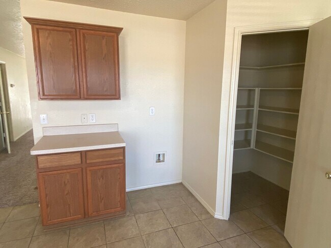 Building Photo - Spacious 4 bedroom house with fenced yard