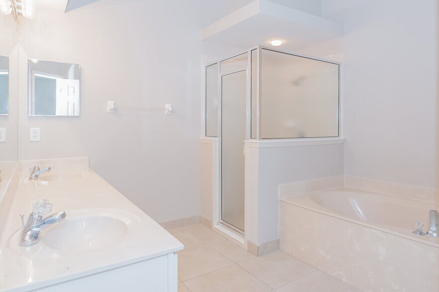 Building Photo - 878 S Lilac Loop