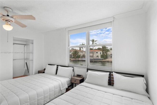 Building Photo - 9440 W Bay Harbor Dr