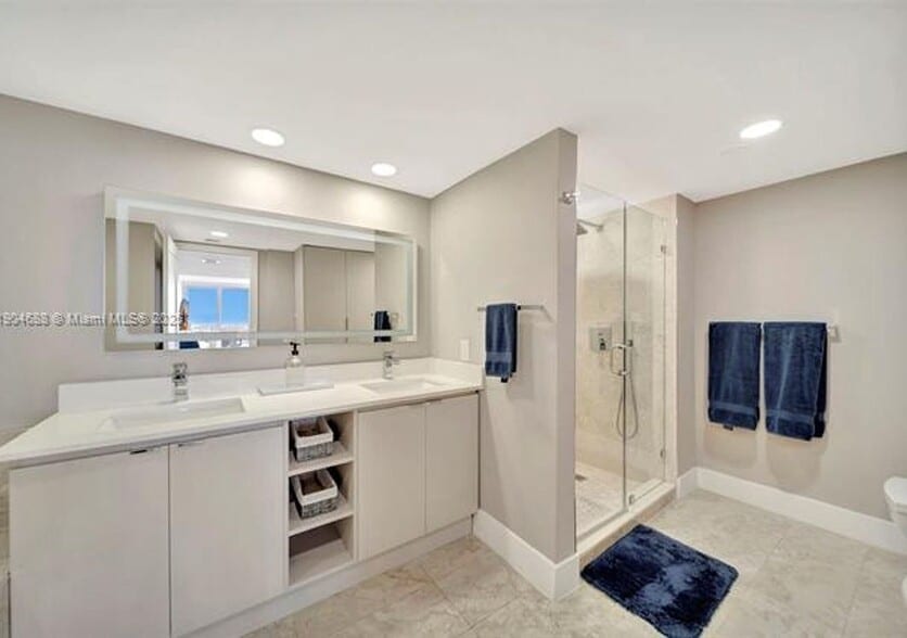 Building Photo - 851 NE 1st Ave