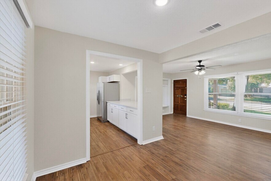 Building Photo - 2207 Housley Dr