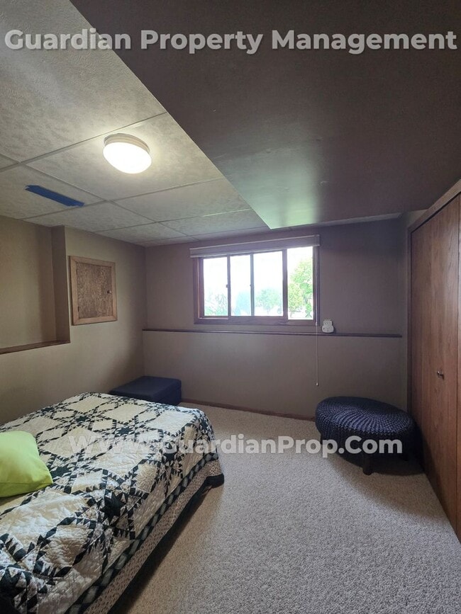 Building Photo - Split Level Home in Roseville Available 8/...