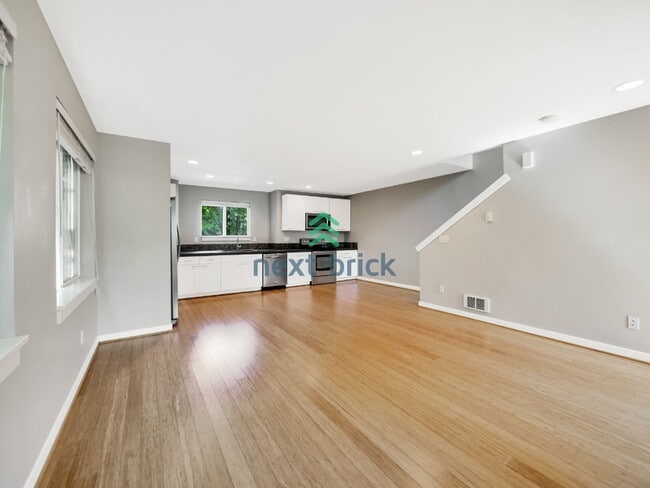 Building Photo - Welcome to this charming 3-bedroom, 2-bathroom home