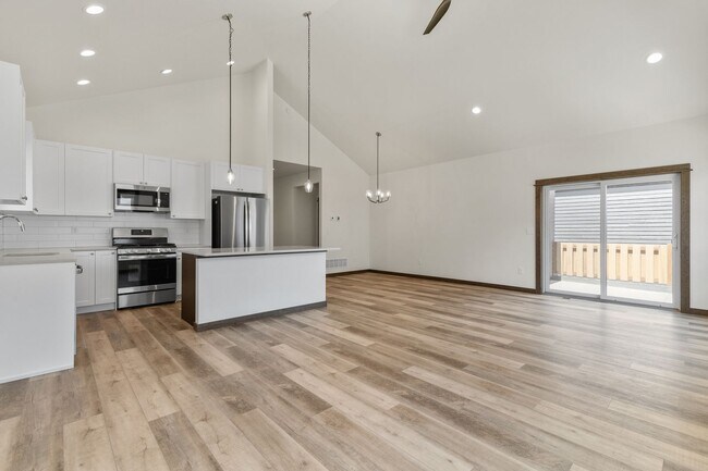 Building Photo - Beautiful Newer Condo near Monforton School