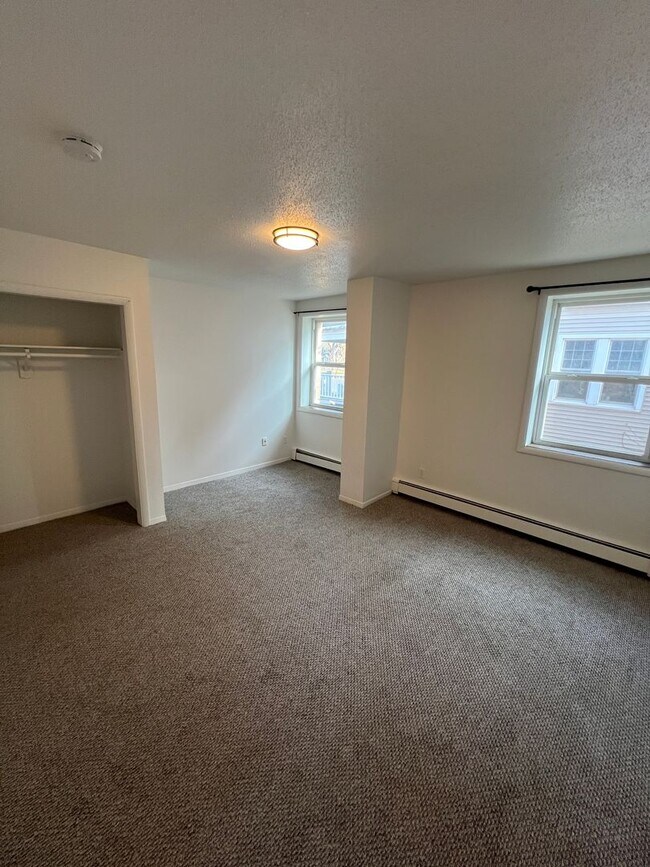 Building Photo - Renovated 2 Bedroom Apartment - AVAILABLE AUGUST!