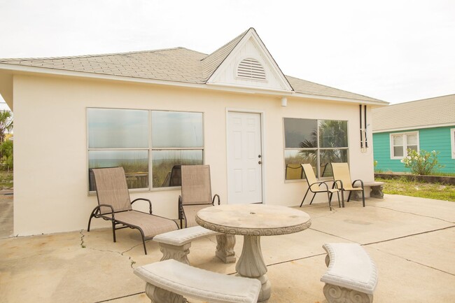 Building Photo - Charming Beach-Front 4bd Home