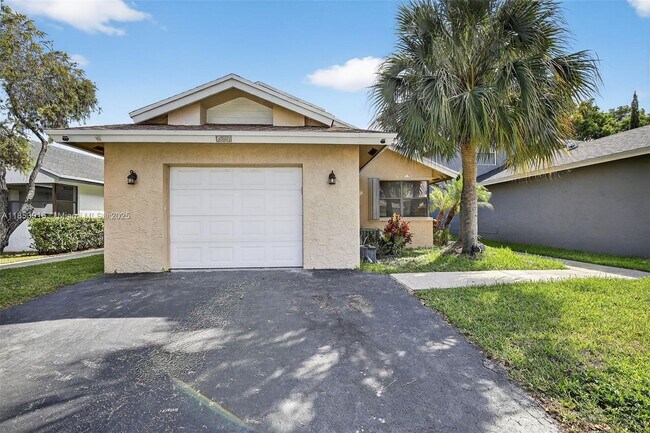 Building Photo - 581 Lakeside Cir