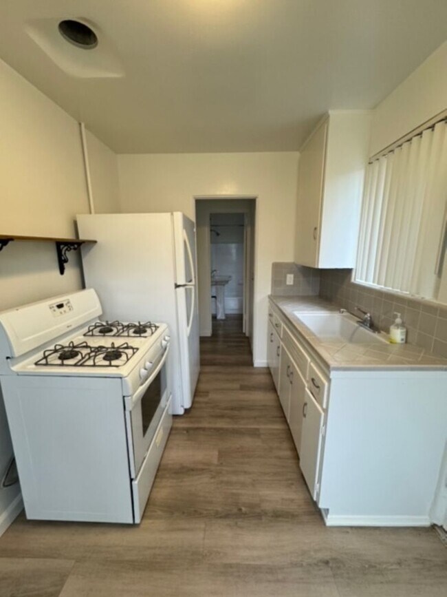 Building Photo - Oliver Ave | Relaxed Coastal Apartments in Pacific Beach – Easy Living Just Blocks from the Ocean!