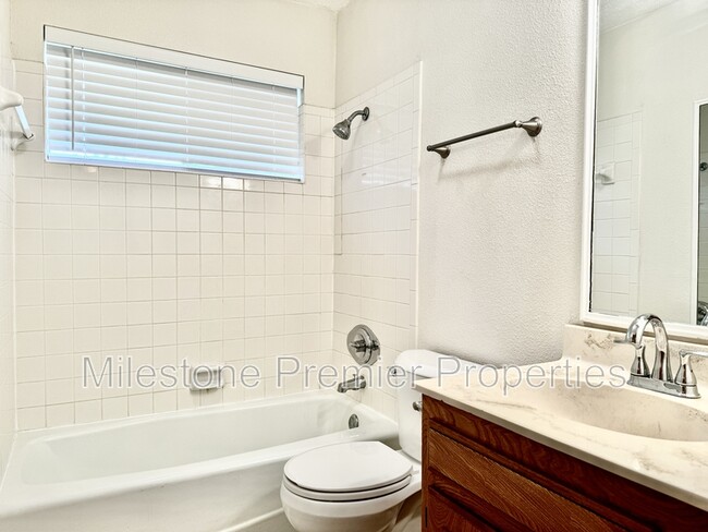 Building Photo - 2110 Oak Creek Cir