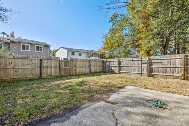 Building Photo - Move In Ready Townhome!