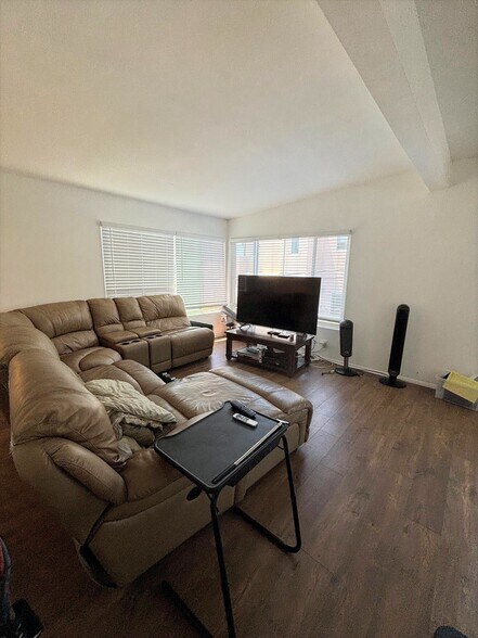 Living Room - 420 Marine Pl