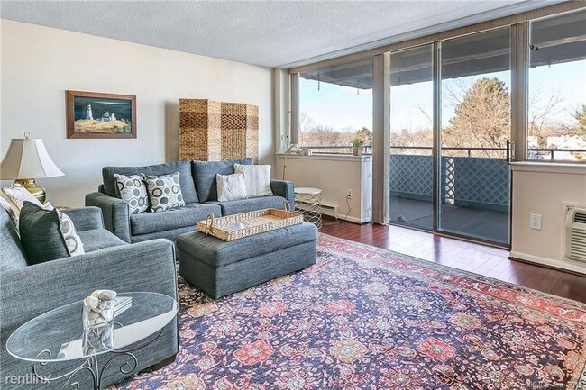 Building Photo - 1 br, 1 bath - 1460 Elm St