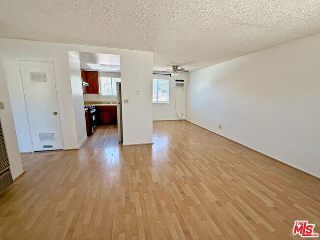 Building Photo - 207 E Ave 39