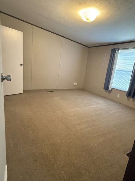 Room 3 - 380 Pine Tree Loop