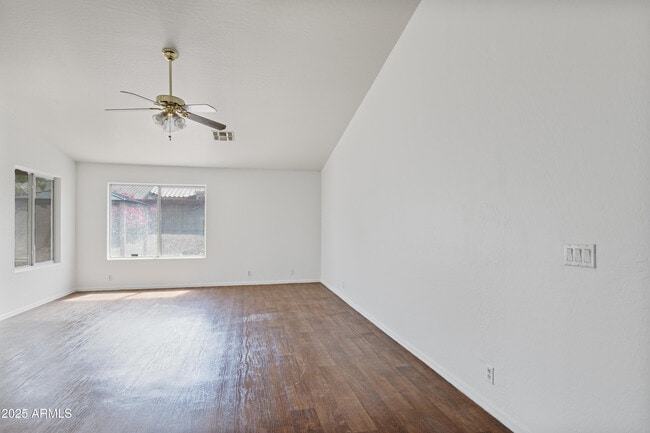 Building Photo - 909 E Harwell Rd