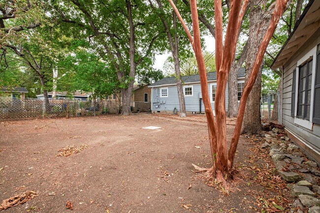 Building Photo - Charming Bryker Woods Retreat