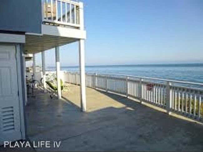Building Photo - 6681 Del Playa Dr