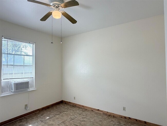 Building Photo - 251 Zimmerman Ave
