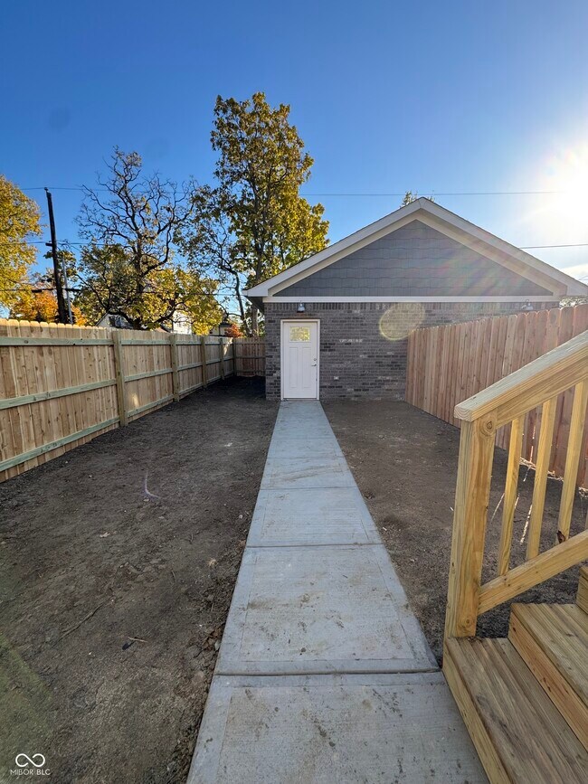 Building Photo - 227 N Hamilton Ave