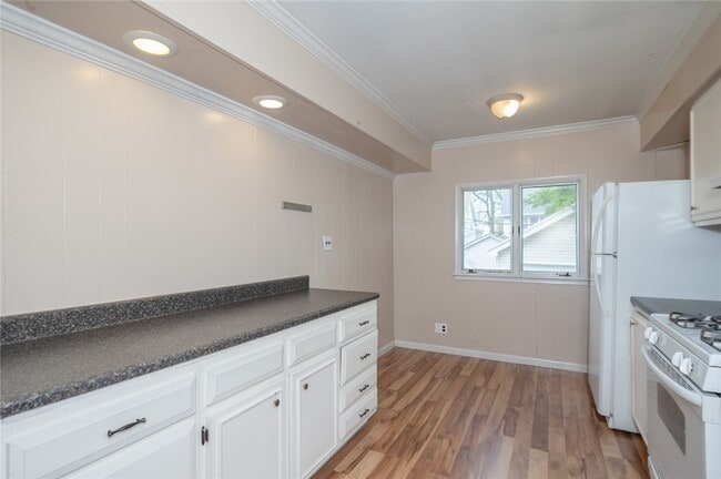 Building Photo - 70 Brentwood St