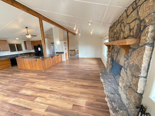 Building Photo - 5 Bedroom Home, 4.61 Acres, Available Near...
