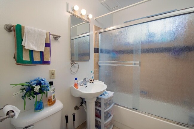 Building Photo - Convenient living near public transportati...