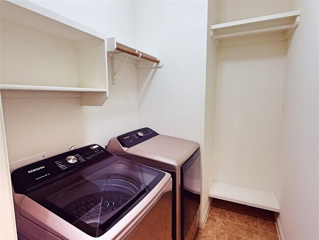 Building Photo - 3500 Esperanza Dr