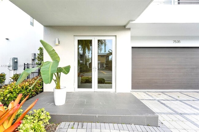 Building Photo - 7535 NW 98th Ave