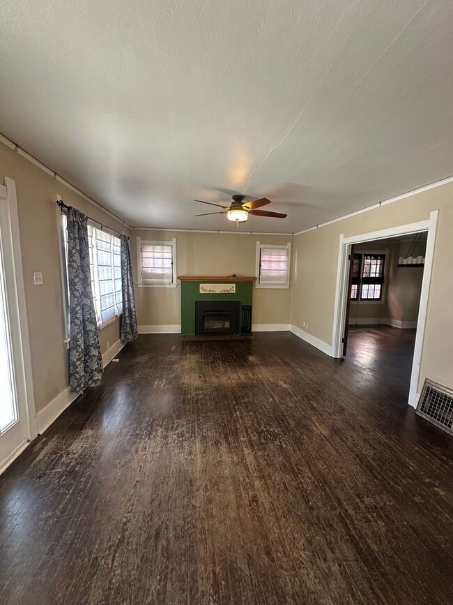 Building Photo - CHARMING 2 BEDROOM, 1 BONUS ROOM, 2 BATHRO...