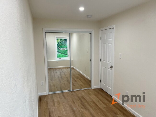 Building Photo - Captivating 3br / 1ba Apartment with Stunning Carquinez Bridge Views