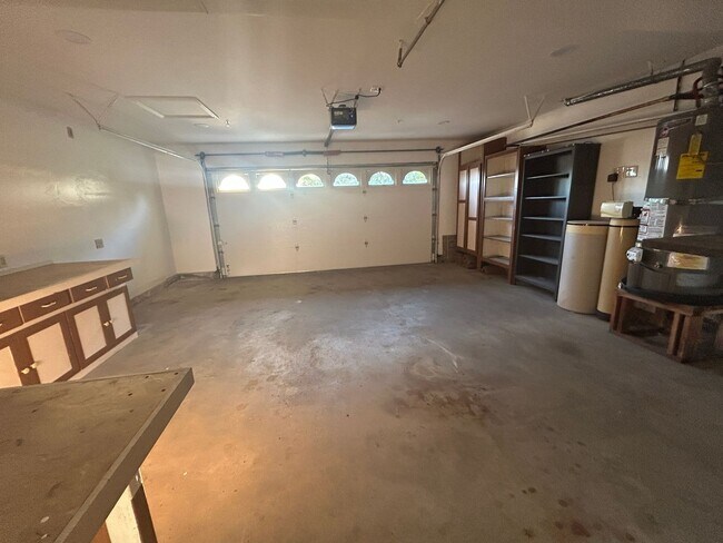 Building Photo - Spacious 4bed/3bath House for rent