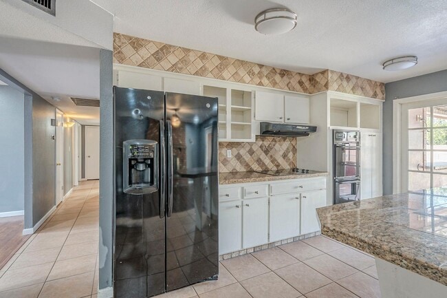 Building Photo - 3236 S Kenwood Ln